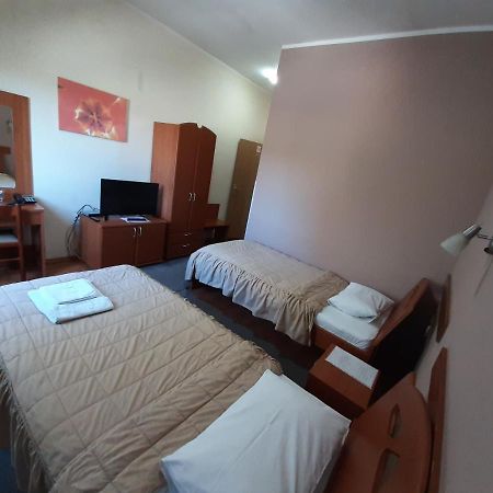 Sin-Kom Hotel Garni Pirot Buitenkant foto