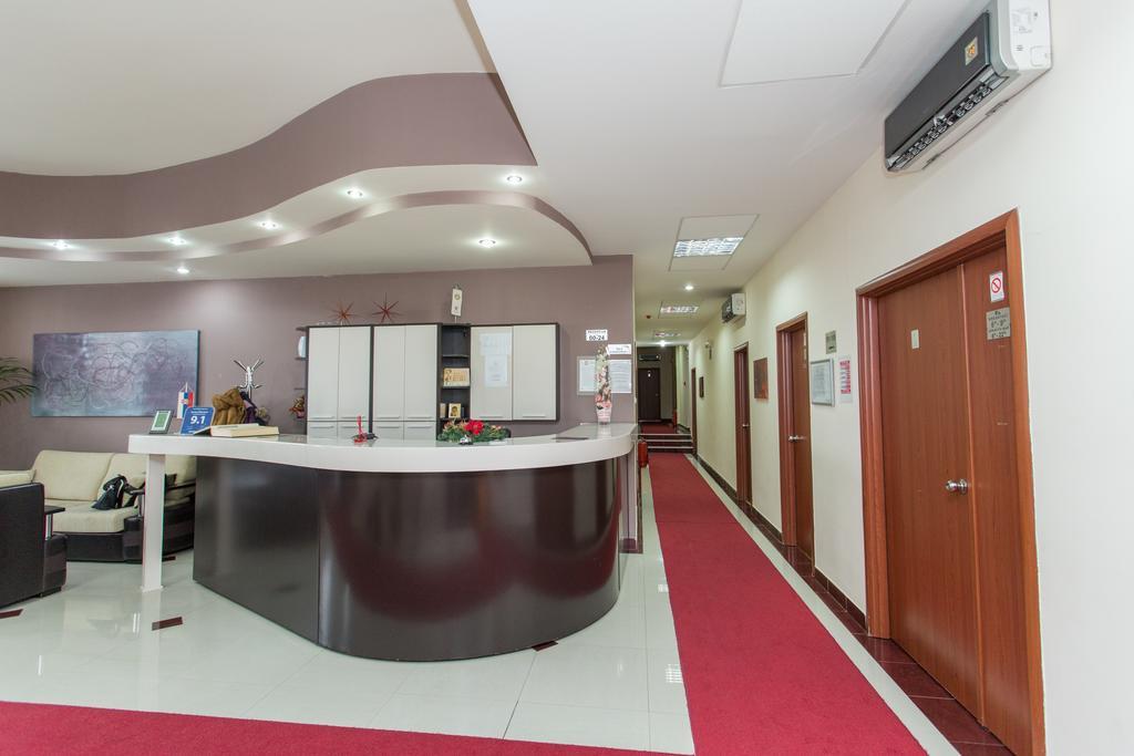 Sin-Kom Hotel Garni Pirot Buitenkant foto