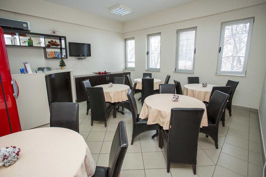 Sin-Kom Hotel Garni Pirot Buitenkant foto