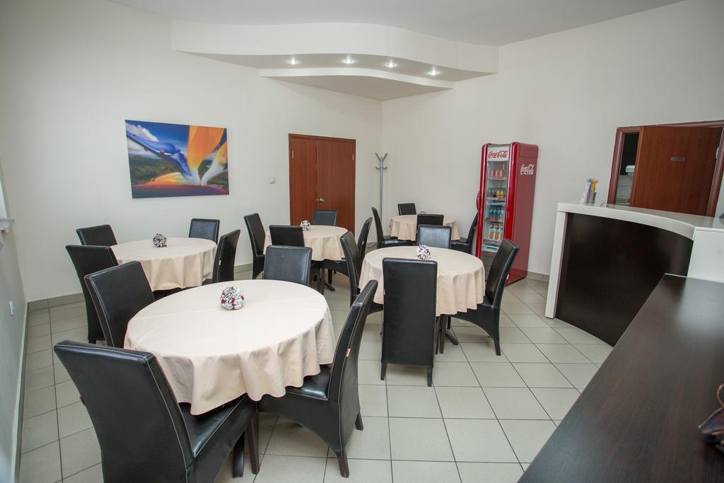 Sin-Kom Hotel Garni Pirot Buitenkant foto