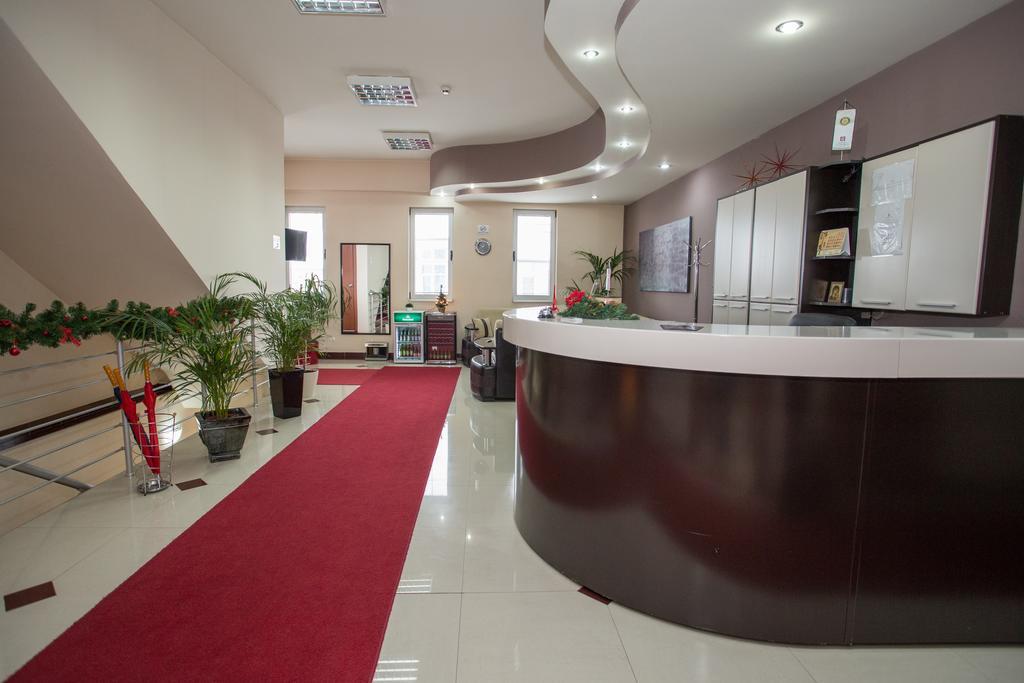 Sin-Kom Hotel Garni Pirot Buitenkant foto