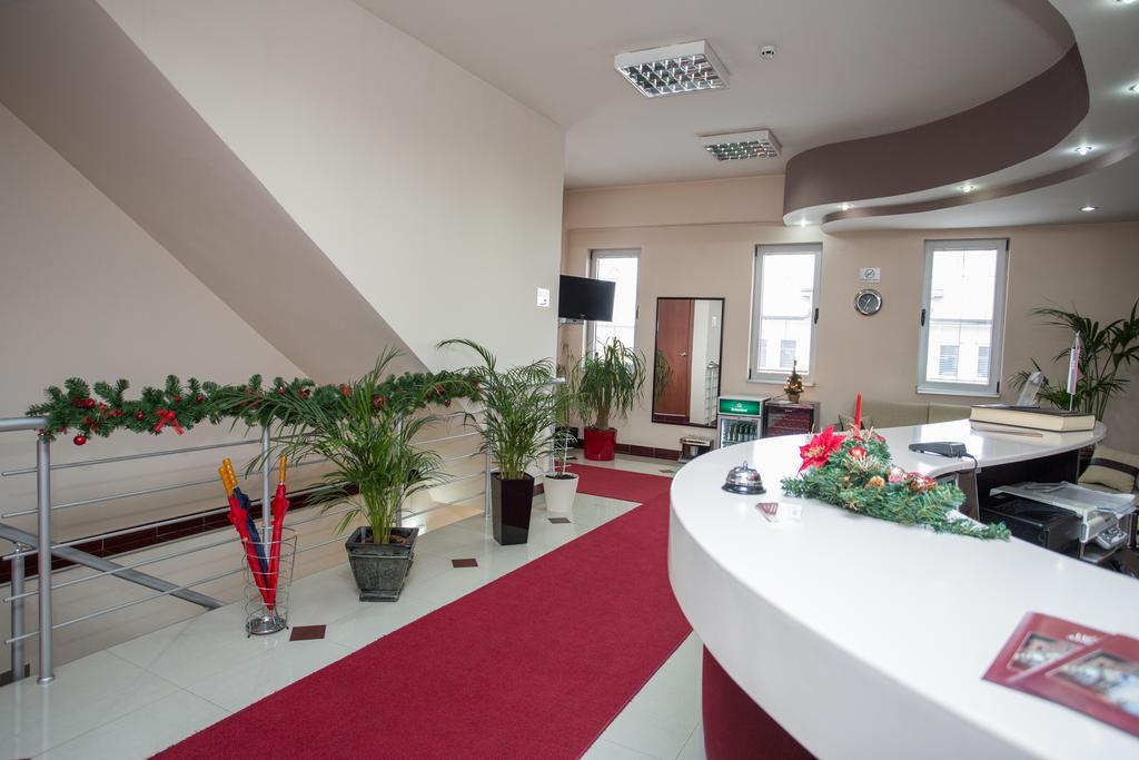 Sin-Kom Hotel Garni Pirot Buitenkant foto