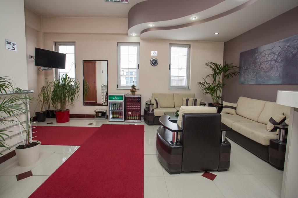 Sin-Kom Hotel Garni Pirot Buitenkant foto