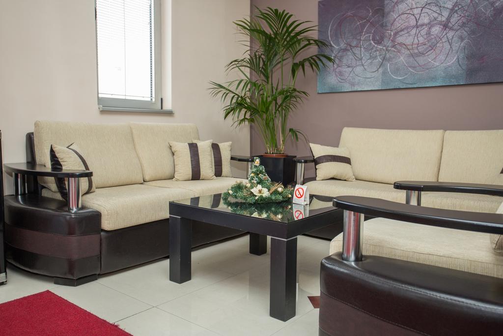 Sin-Kom Hotel Garni Pirot Buitenkant foto