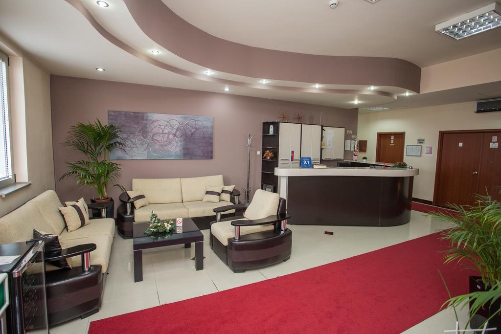 Sin-Kom Hotel Garni Pirot Buitenkant foto