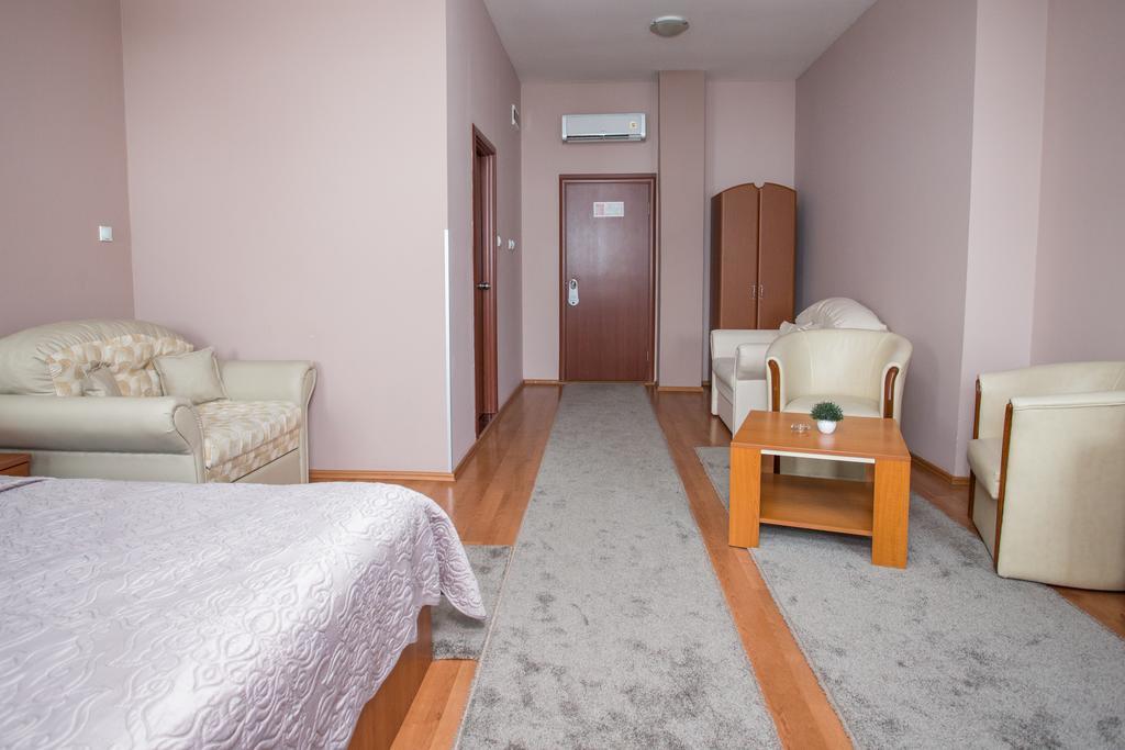 Sin-Kom Hotel Garni Pirot Buitenkant foto