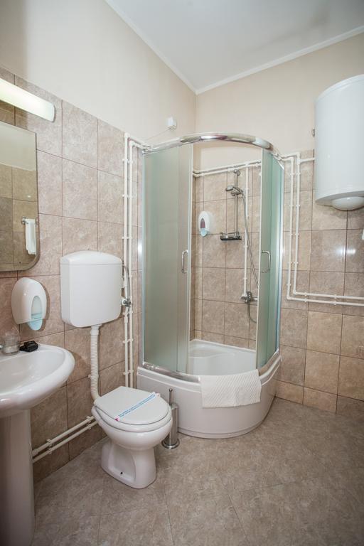 Sin-Kom Hotel Garni Pirot Buitenkant foto