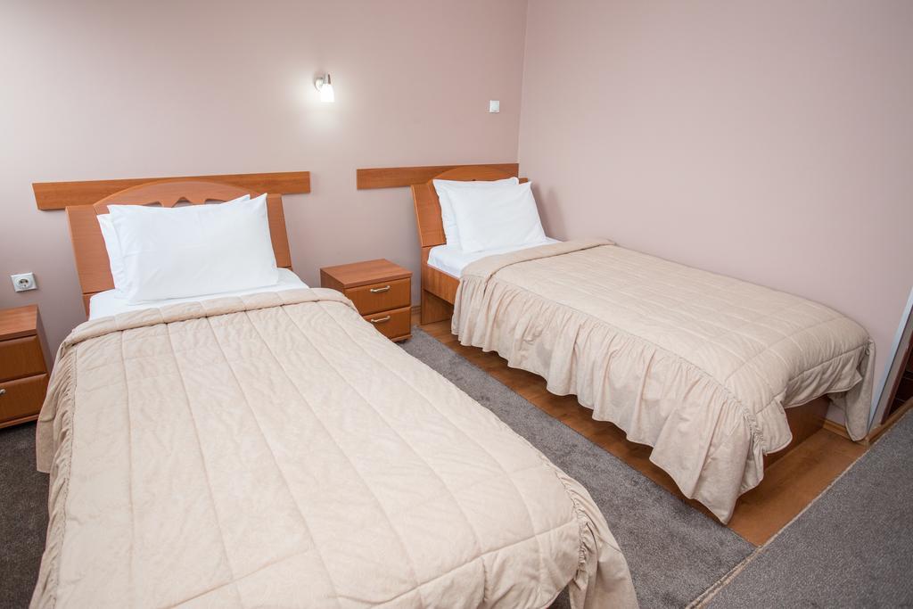 Sin-Kom Hotel Garni Pirot Buitenkant foto