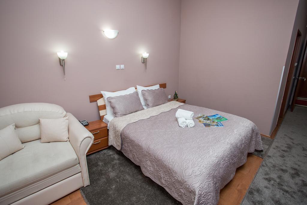 Sin-Kom Hotel Garni Pirot Buitenkant foto