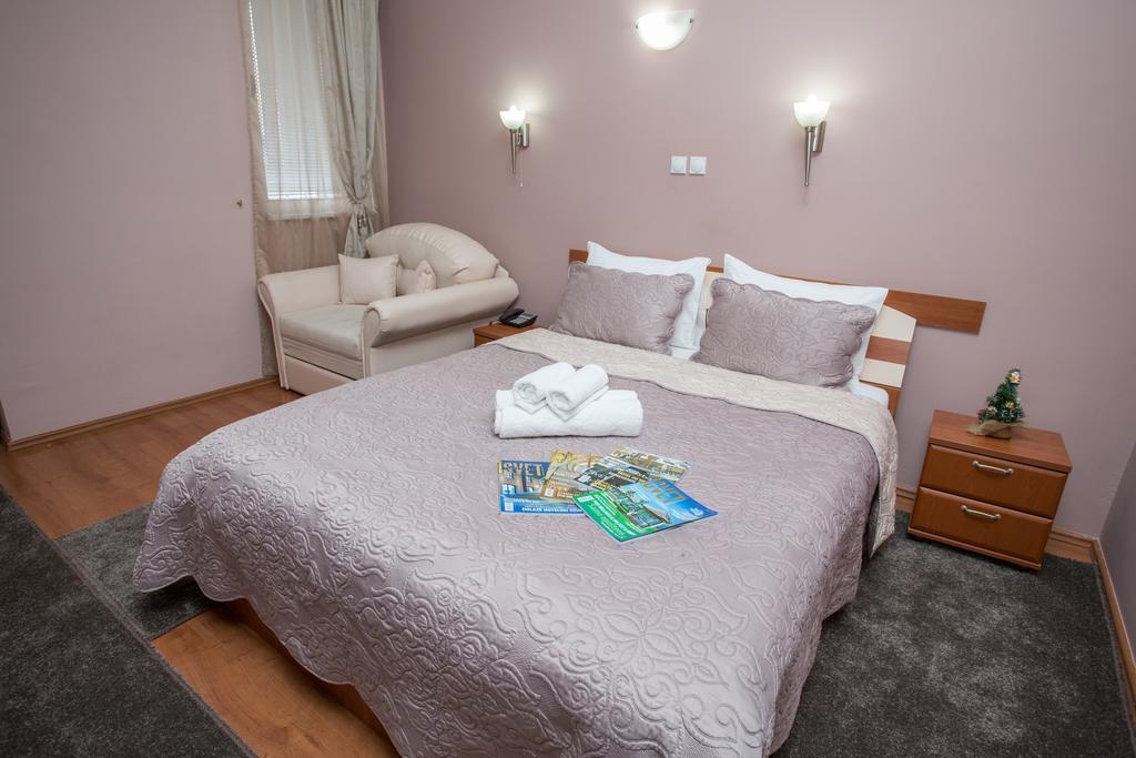 Sin-Kom Hotel Garni Pirot Buitenkant foto