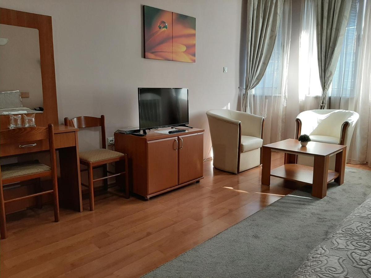 Sin-Kom Hotel Garni Pirot Buitenkant foto