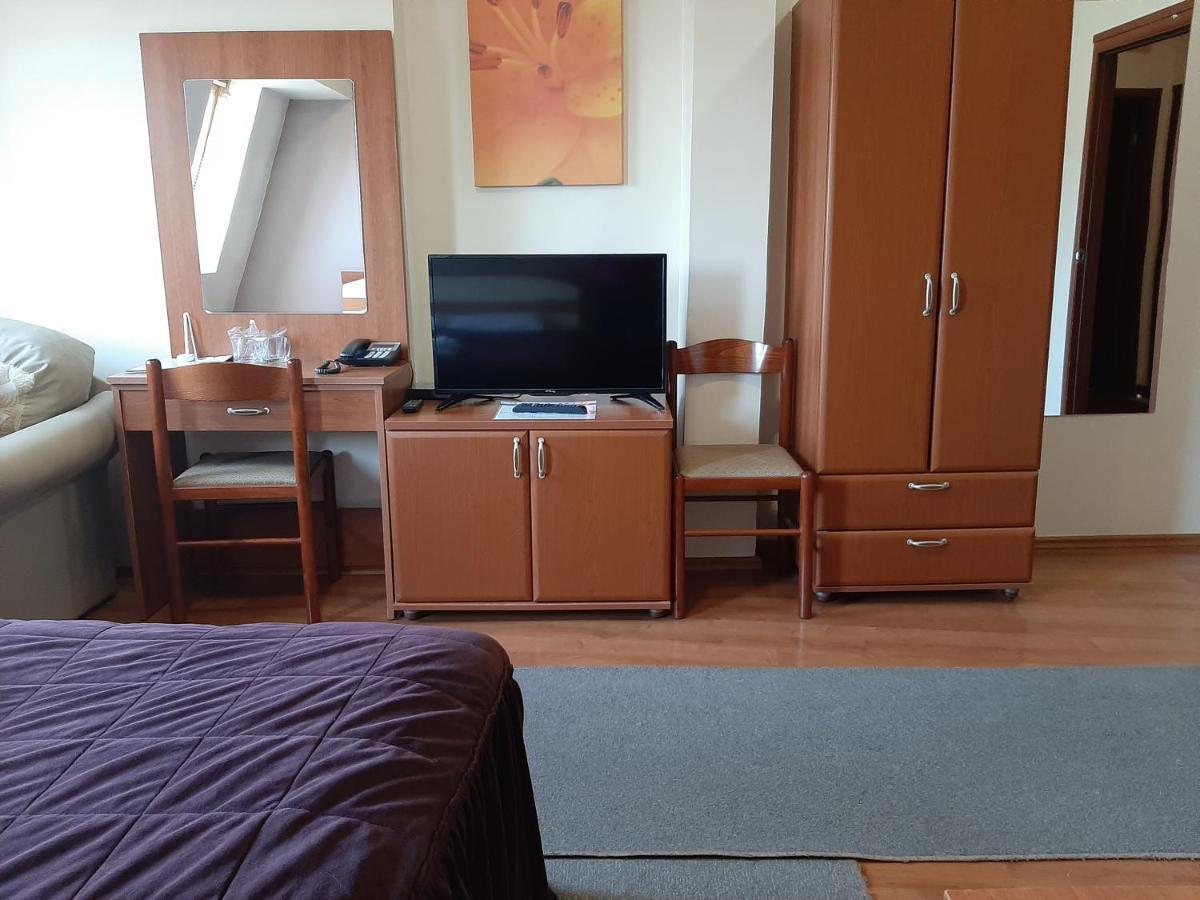 Sin-Kom Hotel Garni Pirot Buitenkant foto
