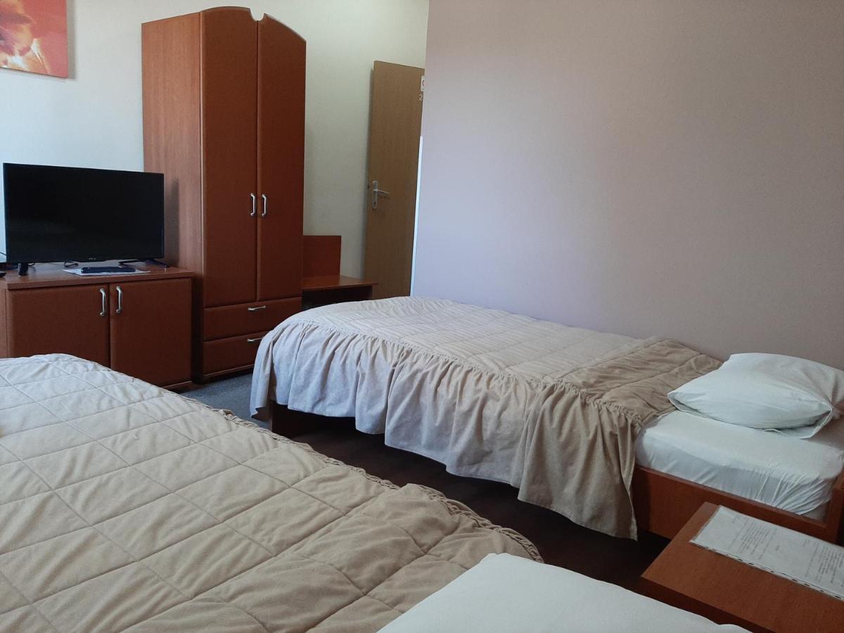 Sin-Kom Hotel Garni Pirot Buitenkant foto